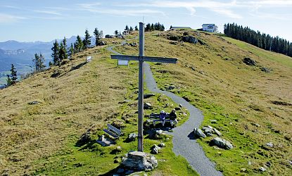 Berg mit Gipfelkreuz.
