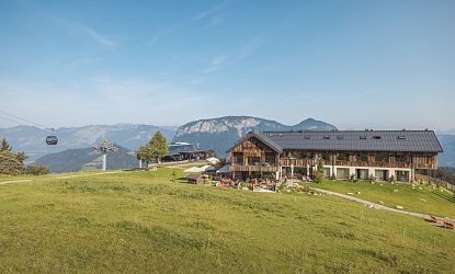 Kraftalm an der kleinen Salve im Sommer, eine Gondel und eine Berglandschaft ist im Hintergrund zu sehen